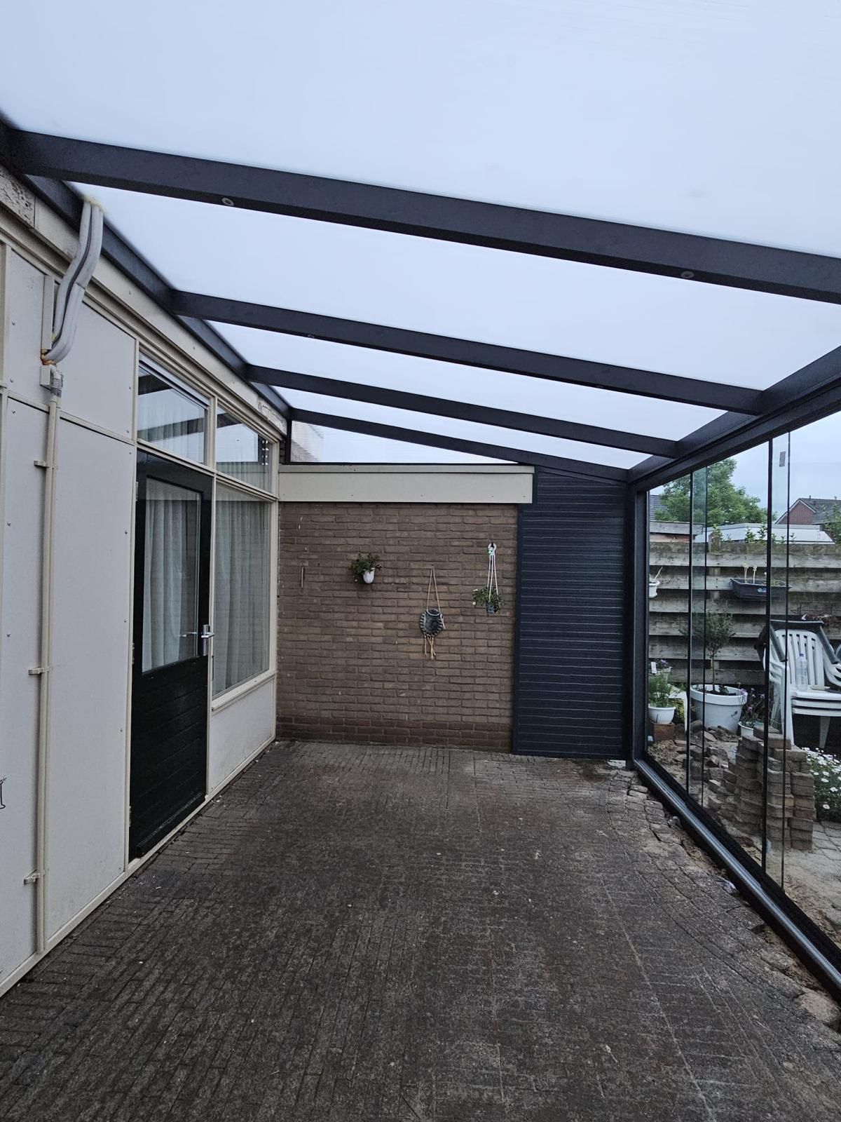 Aluminium veranda aanbouw aan zijkant woning | Veratuin
