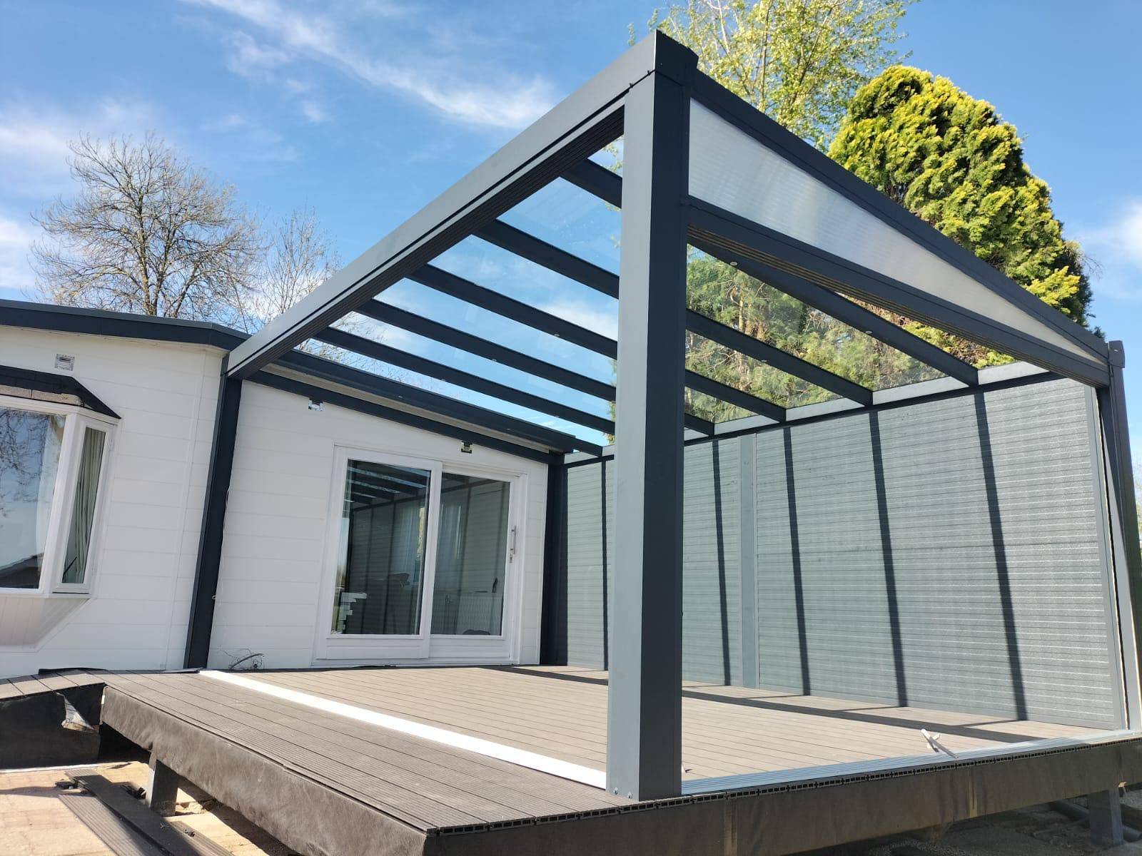 Vrijstaande aluminium veranda met glazen dakpanelen | Veratuin