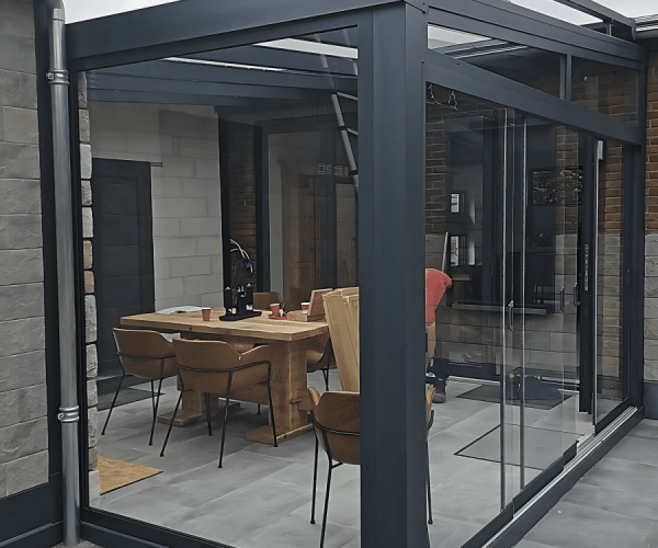 Luxe aluminium veranda met glazen schuifwanden | Veratuin
