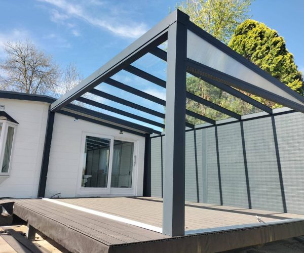 Vrijstaande aluminium veranda met glazen dakpanelen | Veratuin